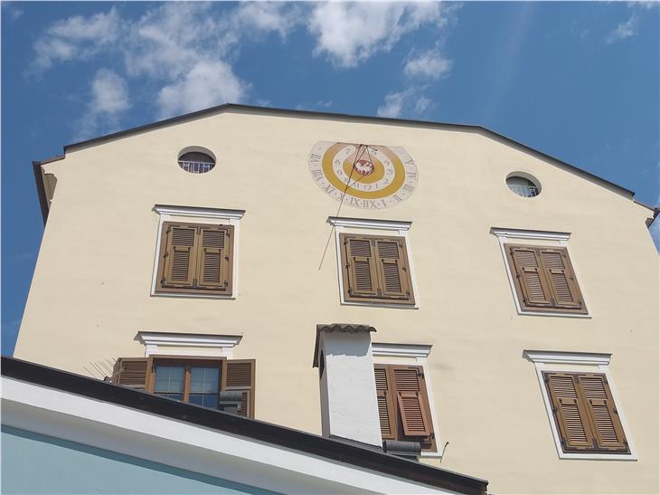 Nicht die Temperaturen, wohl aber die Stunden in diesen längsten Tagen des Jahres zeigt diese Sonnenuhr am Hofburgplatz in Brixen an, im Bild am gestrigen 29. Juni. (Foto: LPA/Maja Clara)