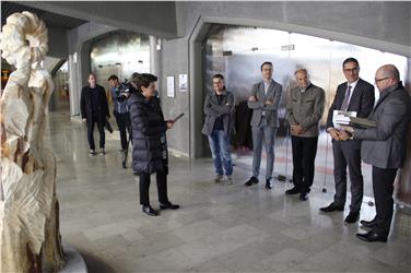 Die Direktorin der Ladinischen Schule Fassa, Mirella Florian, erklärt das Konzept, das hinter dem Symposium steht. Foto: LPA