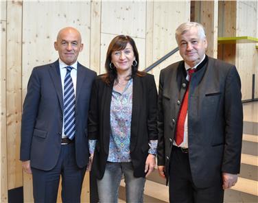 Vernetzung und Dialog waren die wichtigsten Themen des Gesamttiroler Museumstags, den die Landesräte Mellarini, Palfrader und Mussner eröffneten (FOTO: Land Tirol)