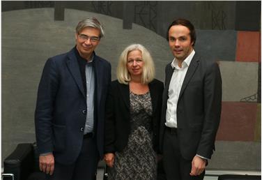 Kulturlandesrat Philipp Achammer (r.) traf sich kürzlich mit dem Bozner Kulturstadtrat Sandro Repetto (l.) und der Präsidentin der Kulturkommission, Sylvia Hofer (Mitte) zu einer gemeinsamen Aussprache. Foto: LPA/Ingo Dejaco