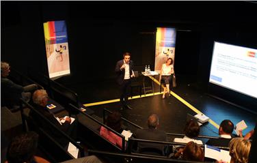 Kulturlandesrat Philipp Achammer hat die wesentlichsten Neuerungen der Kulturförderungen vorgestellt – hier in Meran im Café Kunsthaus. Foto: LPA