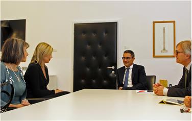 Die Führungsspitze der Stiftung Stadttheater und Konzerthaus im Austausch mit LH Kompatscher. Foto: LPA/mb