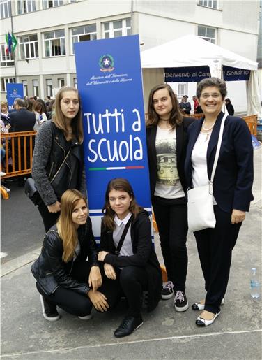 Schülerinnen der 4. Klasse Fachschule Frankenberg mit der Deutschlehrerin bei der feierlichen Schuljahreröffnung in Sondrio