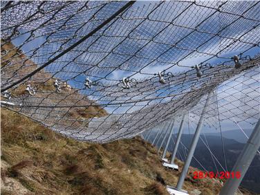 Das Anbruchgebiet der Mitteregglawine soll mit über 1000 Laufmetern Schneetzen verbaut werden; 440 Laufmeter (im Bild) wurden bereits errichtet. Foto: LPA/Amt für Lawinenverbauung Süd