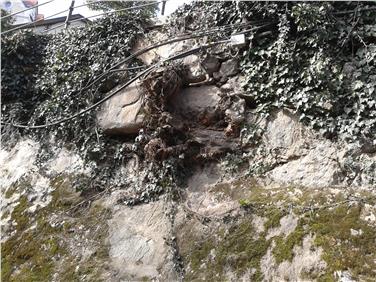 Stark beschädigt: Die Ufermauern der Passer im Bereich des Tappeiner-Stegs in Meran bedürfen dringend einer Sanierung. Foto: LPA/Amt für Wildbach- und Lawinenverbauung West in der Agentur für Bevölkerungsschutz