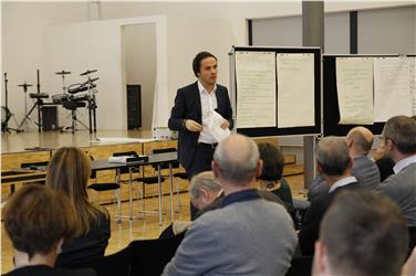 Landesrat Philipp Achammer tauschte sich mit den Schuldirektoren bei der Herbsttagung in Brixen über das Thema Partizipation aus. Foto: LPA/Verena Hilber