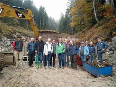 Gfrill (v.re.): Alfred Staffler, Egon Staffler, Dietmar Staffler, Eduard Staffler, Vorarbeiter Zöschg, Amtsdirektor Egger, LR Schuler, BM Matscher, Direktor Pollinger, VizeBM Thomas Knoll, Thomas Thaler, Helmut Berti. Foto: Judith Weissensteiner