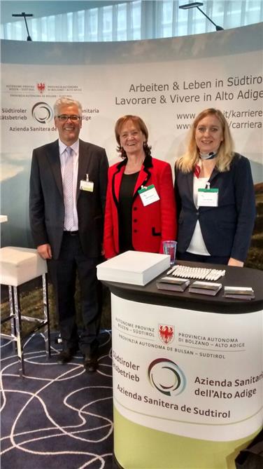 Südtirol wirbt bei internationalem Gesundheitskongress um Fachärzte: v.l. Bernhard Oberhauser (Recruter des Sanitätsbetriebes), Landesrätin Martha Stocker, Direktorin der Abteilung Gesundheit, Laura Schrott - Foto: LPA