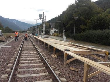 Provisorische Bahnsteige werden derzeit errichtet, hier am Bahnhof Spondinig (FOTO: Mario Cagol)