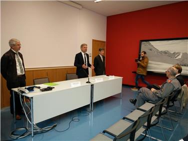 Landesrat Schuler (Mitte) mit Agenturdirektor Pollinger (links) und Amtsdirektor Becarelli (rechts) bei der Vorstellung des Films "Brandschutz - Gefahr erkennen, vorbeugen, richtiges Verhalten". Foto: Agentur Bevölkerungsschutz/Judith Weis