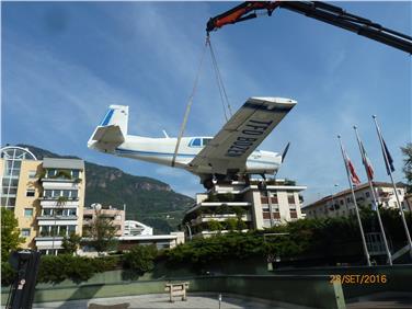 Die Maschine des Typs Mooney M20 steht jetzt auf dem Hof der Technischen Fachoberschule in Bozen. Foto: Amt für Bauerhaltung