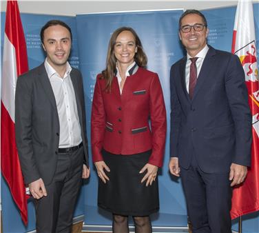 Ministerin Hammerschmid mit LH Kompatscher und LR Achammer - Foto: LPA/Peter Daldos