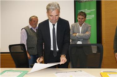Patenschaft besiegelt: Landesrat Schuler (vorne) bei der Unterzeichnung der Urkunden mit (re. dahinter) Forstabteilungsdirektor Paul Profanter und (li.) Armin Plagg als Vertreter der Eigenverwaltung bürgerlicher Nutzungsrechte Mals. Foto: LPA/mac