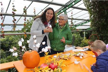 Kuratorin Kompatscher (li.) und Gartenführerin Heidi Schnitzer beim Gestalten von Granatäpfeln. Foto: LPA/Gärten von Schloss Trauttmansdorff