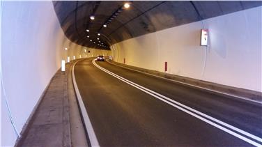 Mit dem neuen Anstrich sind die Tunnels auf der Gadertaler Straße nun heller und übersichtlicher (FOTO: LPA)