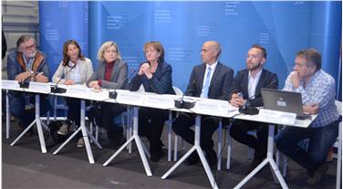 Die aktuelle ASTAT-Studie zum Glücksspiel stand im Mittelpunkt einer Pressekonferenz mit LRin Martha Stocker, den Vertretern des Landesamtes für Statistik sowie Experten aus dem Bereich Abhängigkeitserkrankungen.