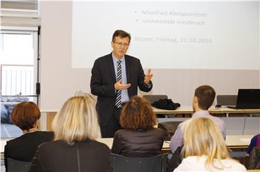 Schulamtsleiter Peter Höllrigl begrüßte die Teilnehmer des diesjährigen Lateintages.