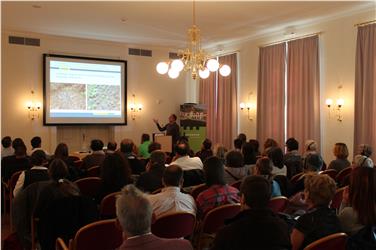 Über 70 Kräuter-Interessierte nahmen an der Fachtagung anlässlich des Südtiroler Kräutertags im Meraner Kurhaus teil. Foto: Versuchszentrum Laimburg/Franziska Maria Hack