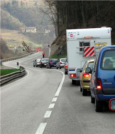 LH Kompatscher:"Fahrzeuge mit umweltfreundlichen Motoren werden ab 2017 für drei Jahre von der Kraftfahrzeugsteuer befreit."