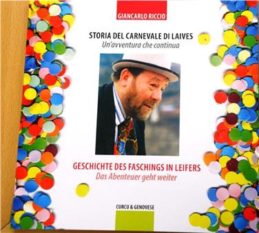 Cover des Buchs "Storia del Carnevale di Laives. Un'avventura che continua / Geschichte des Faschings in Leifers. Das Abendteuer geht weiter". Foto: LPA/ M. Diquirico