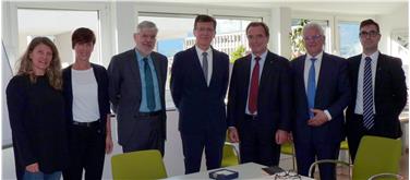 (v.r.n.l.) Daniele Moretti und Giulio Clamer vom Komitee Bozen, Generalsekretär Alessandro Masi, Schulamtsleiter Peter Höllrigl, Bereichsdirektor Rudolf Meraner und die Mitarbeiterinnen Marcella Perisutti und Barbara Daverda. Foto: Andrea Mucha