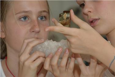 Warum glitzern Mineralien? Antwort auf diese Frage gibt es bei Kidscience im Naturmuseum Südtirol (FOTO: Naturmuseum)