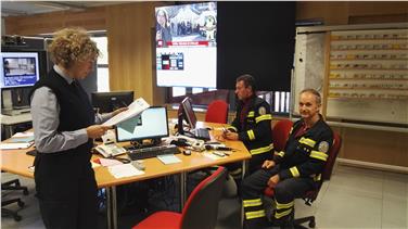 Lage im Blick (v.li.): Berufsfeuerwehroffizierin Francesca Monti, Oberbrandmeister Thomas Stampfer, Offizier Marco Baldasso. Foto: LPA/Agentur für Bevölkerungsschutz