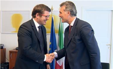 Andrea Tinagli, Leiter der EIB-Vertretung in Italien, und Martin Ausserdorfer (li.) Präsident der Südtiroler Transportstrukturen AG (STA