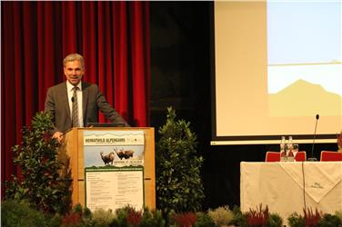 Forstwirtschaftslandesrat Arnold Schuler wies in seinen Worten zur Eröffnung auf die Bedeutung des länderübergreifenden Symposiums hin, da auch in der Natur die von Menschen gezogenen Grenzen nicht beachtet werden. Foto: LPA