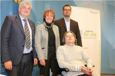 LR Mussner, LRin Stocker, Ennemoser und Dellantonio bei der Vorstellung der neuen App (FOTO: Roman Clara - www.provinz.bz.it/news)