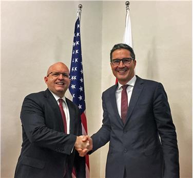 Der Generalkonsul der USA in Mailand, Philip Reeker, hat sich im Gespräch mit LH Kompatscher vor allem über Südtirols Autonomie informiert. Foto: LPA/dh