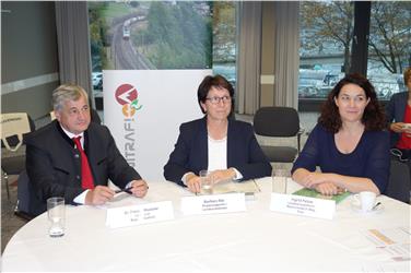 Mobilitätslandesrat Florian Mussner mit Gastgeberin Regierungsrätin Barbara Bär und Tirols LH-Stellvertreterin (Foto: LPA)