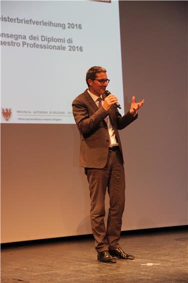 LH Kompatscher ging in seiner einleitenden Rede auf ein paar Neuerungen ein, die die Meisterausbildung mit sich bringt. Foto: LPA/mgp