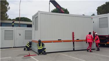 Südtiroler Einsatzkräfte beim Aufbau eines Containers - Foto: LPA