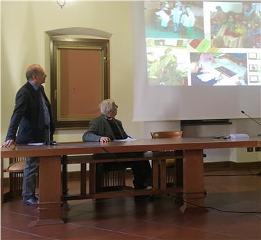 Schulamtsleiter Roland Verra (l.) bei der Vorstellung in Malborghetto