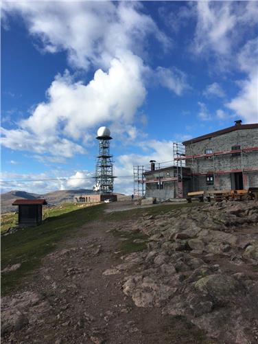 2012 und 2013 wurde die Funkumsetzerstation Rittnerhorn erweitert und neu gestaltet. Der alte Mast wurde durch einen neuen, 30 Meter hohen ersetzt, die Räumlichkeiten zur Unterbringung der Radiogeräte wurden vergrößert. Foto: LPA