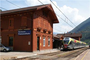 Mit der Erhöhung der Bahnsteige und mit dem Bau eines Aufzuges wird nun auch der Bahnhof Franzensfeste barrierefrei gestaltet