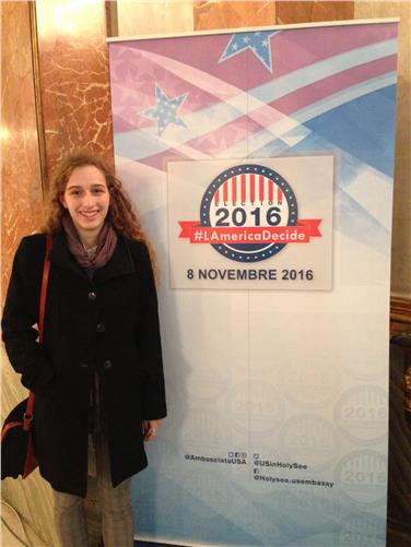 Virna Casagrande vor dem Plakat zur Election Night, die von der US-Botschaft in Rom organisiert wurde.