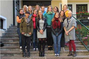 Alle Teilnehmerinnen des Lehrgangs mit der Dietenheimer Schulleiterin Gertrud Nussbaumer (vorne rechts). Foto: Fachschule Dietenheim