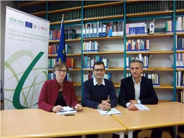 Positive Entwicklung von Wettbewerbsfähigkeit, Lebensqualität, Umwelt als Ziel des EFRE-Programms: (v.l.) Kathrin Oberrauch, Peter Gamper (Amt für Europäische Integration), Willigis Gallmetzer (Agentur für Bevölkerungsschutz)