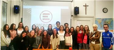 Schülerinnen und Schüler der beiden Klassen mit ihren Lehrpersonen