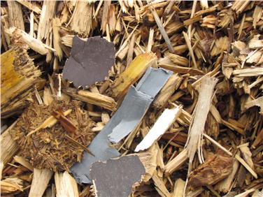 Das illegal zu Brennmaterial gehackte Abfallholz erzeugt beim Verbrennen giftige Schadstoffe. Foto: LPA/Landesforstkorps