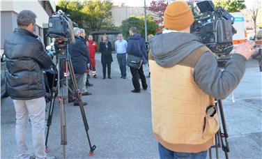 Bei einem Lokalaugenschein im Ex-Alimarket-Gebäude in Bozen Süd gab LRin Stocker Auskunft über die Unterbringung von Asylbewerbern und Obdachlosen.