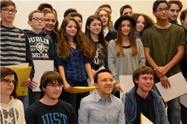 Landesrat Christian Tommasini mit den ausgezeichneten Schülern