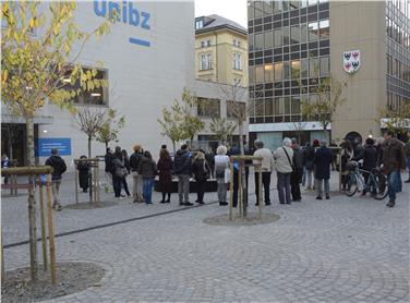 Der neu gestaltete Universiätsplatz wird eröffnet (FOTO: LPA/M.Diquirico)