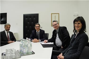 Südtiroler Milchwirtschaft besprochen (v.li.): Landesrat Schuler, Landeshauptmann Kompatscher, Sennereiverbandsobmann Reinalter, Sennereiverbandsdirektorin Kaser. Foto: LPA/mb