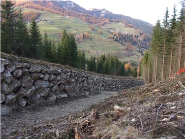 Zwei Ablenkdämme in Pecëi oberhalb von Campill-Longiarù schützen nun vor Murabgängen. Foto: LPA/Amt für Wildbach- und Lawinenverbauung Ost