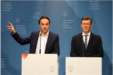 Bildungslandesrat Philipp Achammer (l.) und Ressortdirektor und Schulamtsleiter Peter Höllrigl stellten heute den Bildungsdialog zur Überarbeitung des Mitbestimmungsgesetzes vor. Foto: LPA/Ingo Dejaco