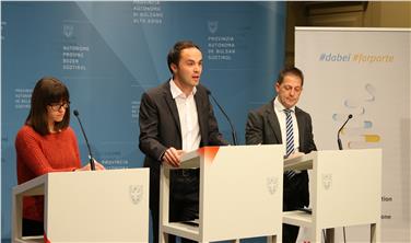 Landesrat Philipp Achammer (Mitte) mit Johanna Mitterhofer von der EURAC (l.) und Salurns Bürgermeister Roland Lazzeri bei der heutigen Pressekonferenz. Foto: LPA/Ingo Dejaco