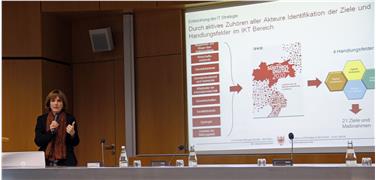 LRin Deeg: "Menschen auf dem Weg der Digitalisierung begleiten."/Foto LPA rm